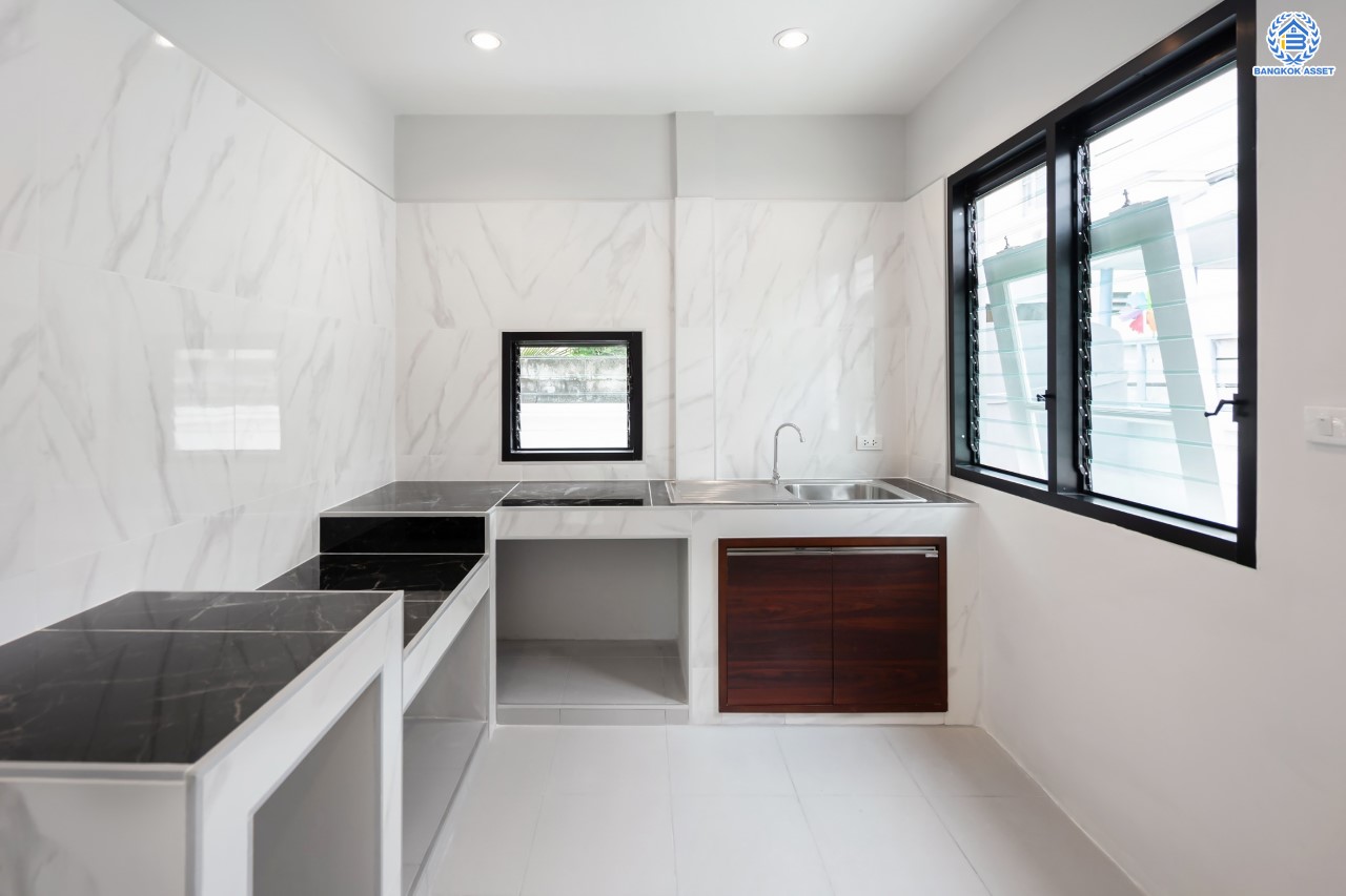 บ้านมือสองตกแต่งใหม่ ม.ชัยพฤกษ์ บางบัวทอง บ้านเดี่ยวหลังมุม แบรนด์ LH เนื้อที่ 72.5 ตร.ว. ฟังก์ชัน 3 ห้องนอน 3 ห้องน้ำ 1 ห้องอเนกประสงค์ จอดรถได้ 1 คัน พร้อม Facilities ครบครัน บนทำเลเดินทางสะดวก ติดถนนบางกรวย-ไทรน้อย ใกล้เซ็นทรัลเวสต์เกต และรถไฟฟ้าสายสีม่วง "สถานีบางพลู"